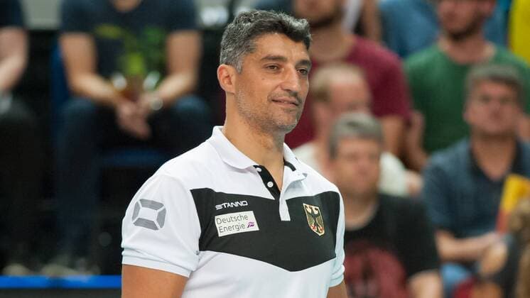 Bundestrainer, Trainer, Headcoach Andrea Giani (Deutschland) lächelt, schmunzelt, lacht, Portrait, Nahaufnahme, Einzelfoto, Einzelbild, Volleyball, Länderspiel, Deutschland - Belgien, xobx