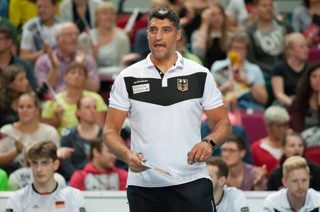 Bundestrainer, Trainer, Headcoach Andrea Giani (Deutschland) gibt Anweisungen, ruft, schreit, brüllt, Portrait, Nahaufnahme, Einzelfoto, Einzelbild, Volleyball, Länderspiel, Deutschland - Belgien, xobx