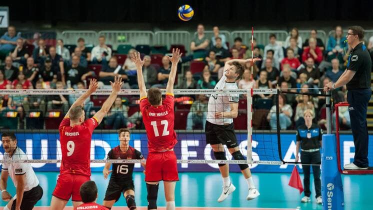 v.li.: Pieter Verhees (Belgien, 9) und Gert van Walle (Belgien, 12) mit einem Block gegen den Ball von Ruben Schott (Deutschland, 3), Volleyball, Länderspiel, Deutschland - Belgien, xobx