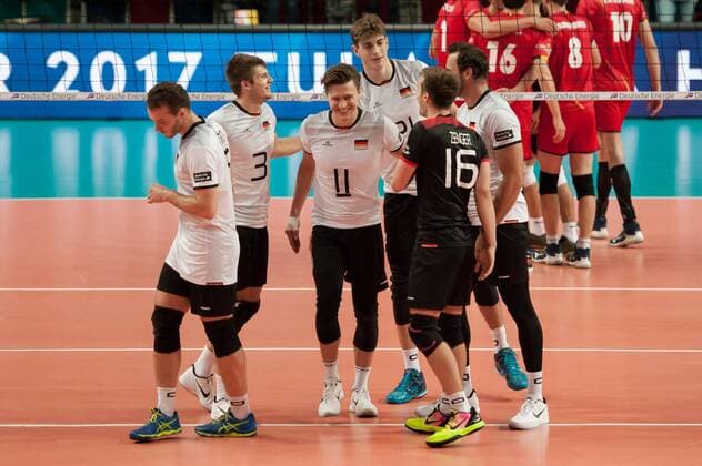 Die Spieler von Deutschland bejubeln einen Punktgewinn, Jubel über einen Punkt, Volleyball, Länderspiel, Deutschland - Belgien, xobx
