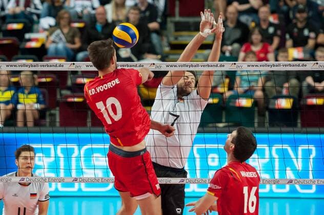 v.li.: Simon van de Voorde (Belgien, 10), Michael Andrei (Deutschland, 7) mit einem Block gegen den Ball, Volleyball, Länderspiel, Deutschland - Belgien, xobx