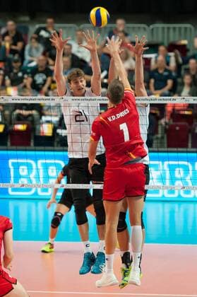 v.li.: Tobias Krick (Deutschland, 21) mit einem Block gegen den Ball von Bram van den Dries (Belgien, 1), Volleyball, Länderspiel, Deutschland - Belgien, xobx