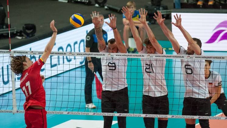v.li.: Tomas Rousseaux (Belgien, 17) spielt den Ball über das Netz, Georg Grozer (Deutschland, 9), Tobias Krick (Deutschland, 21) und Denis Kaliberda (Deutschland, 6) mit einem Block gegen den Ball, Volleyball, Länderspiel, Deutschland - Belgien, xobx