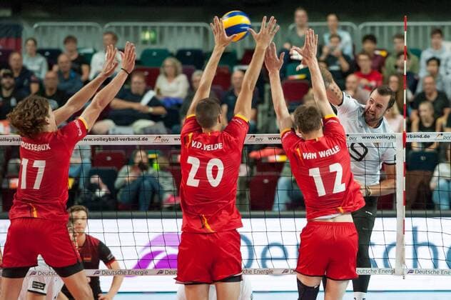 v.li.: Tomas Rousseaux (Belgien, 17), Arno van de Velde (Belgien, 20) und Gert van Walle (Belgien, 12) mit einem Block gegen den Ball von Georg Grozer (Deutschland, 9), Volleyball, Länderspiel, Deutschland - Belgien, xobx