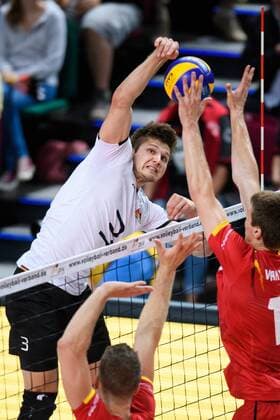 19.08.2017, ÖVB Arena, Bremen Volleyball, Länderspiel Laenderspiel, Deutschland vs. Belgien Angriffi Ruben Schott ( 3 GER) - Block Doppelblock Pieter Verhees ( 9 BEL), Gert van Walle ( 12 BEL)