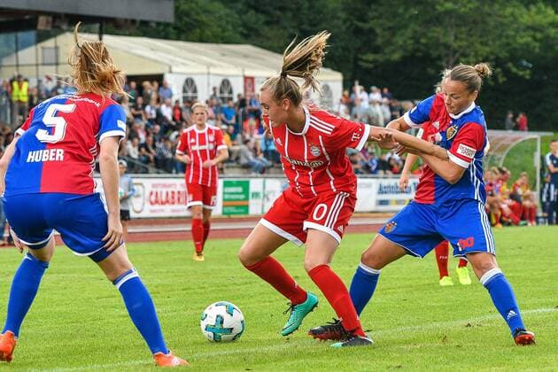GER, FSP, Bayern München vs FC Basel 19.08.2017, Allgäustadion Allgaeustadion, Wangen, GER, FSP, Bayern München vs FC Basel, im Bild Melanie Huber (Basel 5), Jill Roord (Muenchen 10), Ria Percival (Basel 2) nordphotoxHafner nph00200
