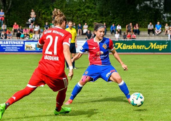 GER, FSP, Bayern München vs FC Basel 19.08.2017, Allgäustadion Allgaeustadion, Wangen, GER, FSP, Bayern München vs FC Basel, im Bild Simone Laudehr (Muenchen 21), Lucia Ondrusova (Basel 10) nordphotoxHafner nph00200