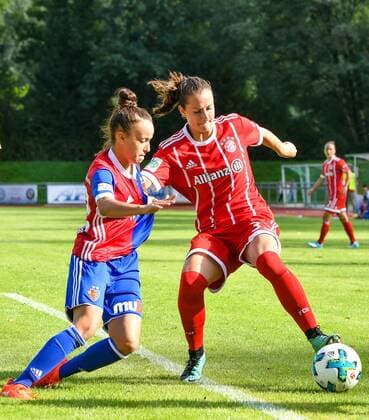 GER, FSP, Bayern München vs FC Basel 19.08.2017, Allgäustadion Allgaeustadion, Wangen, GER, FSP, Bayern München vs FC Basel, im Bild Vanessa Peromingo (Basel 32), Sara Däbritz Daebritz (Muenchen 33) nordphotoxHafner nph00200