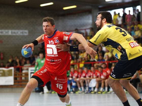 Martin Strobel (Balingen) im Zweikampf mit Gedeon Guardiola (Loewen) beim Spiel HBW Balingen gegen Rhein Neckar Loewen im DHB Pokal am 19.08.2017, Darmstadt Copyright: xMichaelxBermel Eibner-Pressefotox EP_mbl