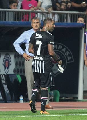 Ricardo Quaresma and Coach Senol Gunes of Besiktas during tne Turkey superlig match between Kasimpasa and Besiktas at Recep Tayyip Erdogan Stadium in Istanbul Turkey on August 18 , 2017. 