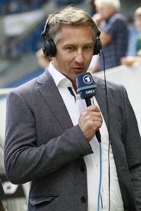 1899 Hoffenheim - SV Werder Bremen Frank BAUMANN, Sportdirektor Werder Bremen, Portrait, Porträt, Interview, Kopfhörer, Mikrofon, Einzelbild, hoch, Fußball, 1.BL Saison 2017 2018