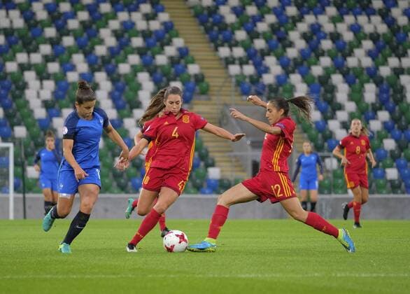 20th August 2017, Windsor Park, Belfast, Northern Ireland; Womens U19s European Championship EM Europameisterschaft Final; Spain versus France; Mathilde Bourdieu of France challenges Andrea Sierra and Lucia Rodriguez of Spain xNigelxCookex  ActionPlus11919243