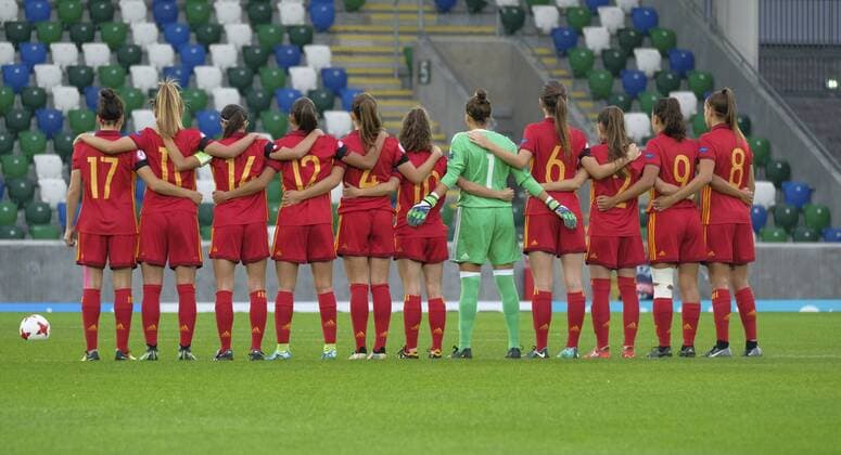 20th August 2017, Windsor Park, Belfast, Northern Ireland; Womens U19s European Championship EM Europameisterschaft Final; Spain versus France; The Spanish side observe a minutes silence before the game to remember those who lost their lives in the recent attacks in Barcelona xNigelxCookex  ActionPlus11919246