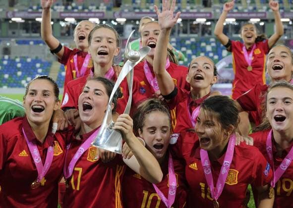 20th August 2017, Windsor Park, Belfast, Northern Ireland; Womens U19s European Championship EM Europameisterschaft Final; Spain versus France; Lucia Garcia of Spain holds the trophy as she and her teammates celebrate with the trophy at the final whistle xNigelxCookex  ActionPlus11919340