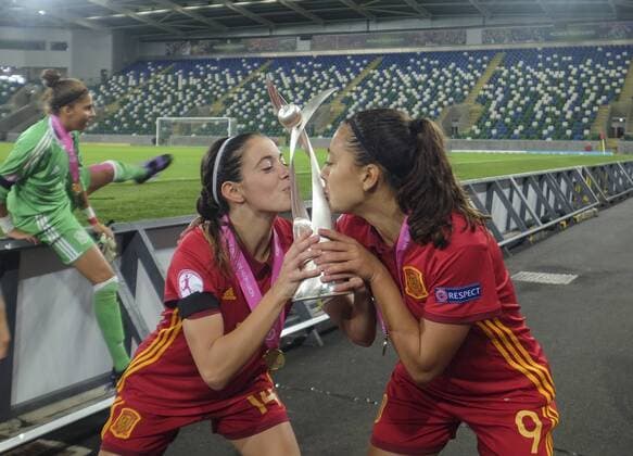 Bilder des Tages - SPORT 20th August 2017, Windsor Park, Belfast, Northern Ireland; Womens U19s European Championship EM Europameisterschaft Final; Spain versus France; Paula Fern& xe1;ndez and Chloe Pierel of France kiss the trophy as they celebrate their sides victory xNigelxCookex  ActionPlus11919353