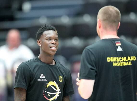 Dennis Schroeder (GER), rechts Assistent Coach Henrik Roedl (GER)