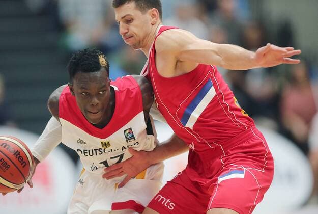 Dennis Schroeder (GER) am Ball