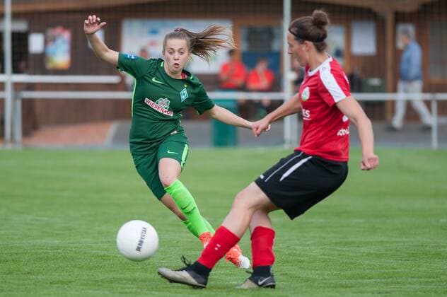 v.li.: Nina Lührßen (Luehrssen, SV Werder Bremen, 4) im Zweikampf, Duell mit Birgitta Schmücker (FSV Gütersloh 2009, 30), Fussball, Vorbereitungsturnier Frauen, Sandfort Bau Cup, xobx