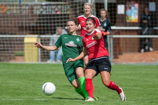 v.li.: Janine Angrick (SV Werder Bremen, 8) im Zweikampf, Duell mit Marina Hermes (FSV Gütersloh 2009, 15), Fussball, Vorbereitungsturnier Frauen, Sandfort Bau Cup, xobx