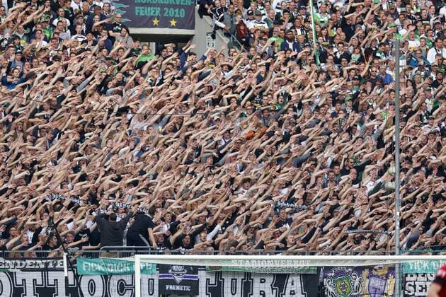 Gladbacher Fankurve, Zuschauer, Moenchengladbacher Fussballfans strecken die Arme in eine Richtung, Borussia Park Moenchengladbach, Zuschauertribuene, Fussball, Bundesliga, 2017 2018, Borussia Moenchengladbach gegen 1. FC Koeln 1:0 Fussball, Bundesliga, 2017 2018, Borussia Moenchengladbach vs 1. FC Koeln 1:0, Stadion Borussia-Park, Stadionansicht, Zuschauertribuene, Tribuene, Gladbacher Fankurve, Zuschauer, Moenchengladbacher Fussballfans strecken die Arme in eine Richtung, sports, football, Bundesliga, 2017 2018, Borussia Moenchengladbach vs 1. FC Koeln 1:0, Stadium Borussia Park, stadium view, stand, stands, visitors, spectators, Gladbach football fans hold the arms in one direction