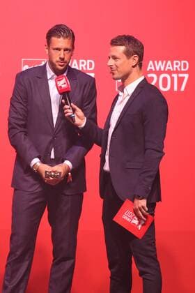 Alexander Bommes übergibt den Award an Marco Russ Verleihung des Bild Award in der Fischauktionshalle Große Elbstraße in Hamburg am 21.8.2017
