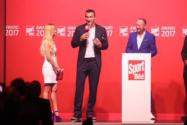 Andrea Kaiser Award für Wladimir Klitschko Sven Beckedahl von Bild Verleihung des Sport Bild Award in der Fischauktionshalle Große Elbstraße in Hamburg am 21.8.2017