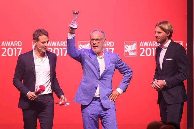 Alexander Bommes übergibt den Preis an Reinhold Beckmann Verleihung des Bild Award in der Fischauktionshalle Große Elbstraße in Hamburg am 21.8.2017