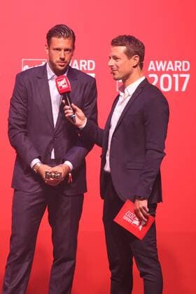 Alexander Bommes übergibt den Award an Marco Russ Verleihung des Bild Award in der Fischauktionshalle Große Elbstraße in Hamburg am 21.8.2017