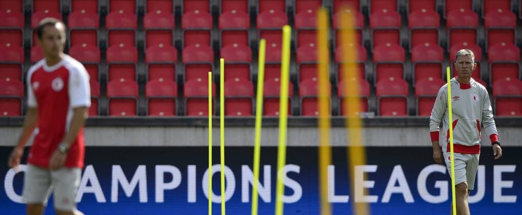 Head Coach Jaroslav Silhavy (right) watches his players during the training session of the SK Slavia Praha prior to the UEFA Champions League play offs second leg soccer match between APOEL FC and SK Slavia Praha at Eden Arena in Prague, Czech Republic, on August 22, 2017. (CTKxPhoto MichalxKamaryt) CTKPhotoP201708220316501  kmt 3