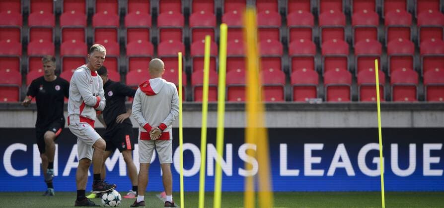 Head Coach Jaroslav Silhavy (front left) and his assistant Jiri Chytry (right) talk during the training session of the SK Slavia Praha prior to the UEFA Champions League play offs second leg soccer match between APOEL FC and SK Slavia Praha at Eden Arena in Prague, Czech Republic, on August 22, 2017. (CTKxPhoto MichalxKamaryt) CTKPhotoP201708220316601  kmt 1