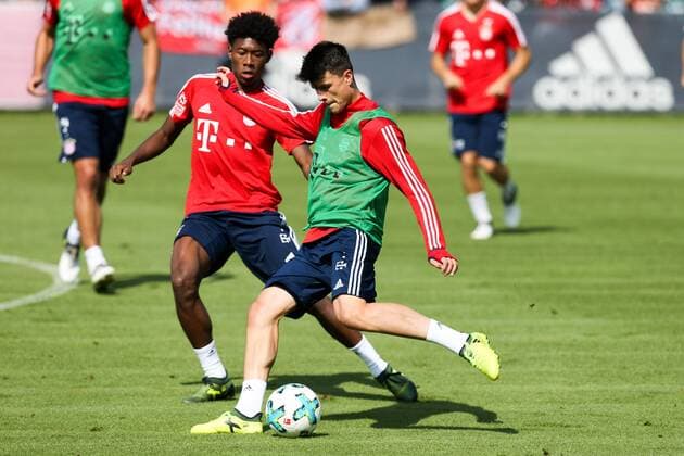 l-r: im Zweikampf, Aktion, mit David Alaba 27 (FC Bayern Muenchen) und Flavius Daniliuc (FC Bayern Muenchen U19) beim Trainingsspiel, Training FC Bayern Muenchen, Fussball, 1.Bundesliga, 22.08.2017 Muenchen Bayern Deutschland Copyright: xkolbert-press ChristianxKolbertx