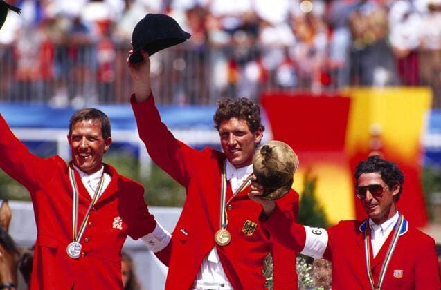 Olympiade Barcelona 1992 Springreiten Einzelwertung Siegerehrung links Silber Piet Raijmakers Mitte Gold Ludger Beerbaum rechts Bronze Norman Dello Jojo