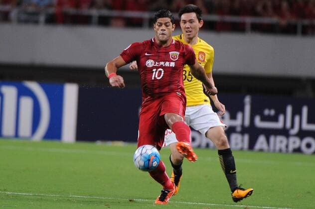 Brazilian football player Givanildo Vieira de Sousa, better known as Hulk, left, of Shanghai SIPG kicks the ball to make a pass against a player of Guangzhou Evergrande Taobao during the first quarter-final match of the 2017 AFC Champions League against Shanghai SIPG in Shanghai, China, 22 August 2017. Guangzhou Evergrande competes against Shanghai SIPG at first quarter-final match of 2017 AFC Champions League  20170822_60954