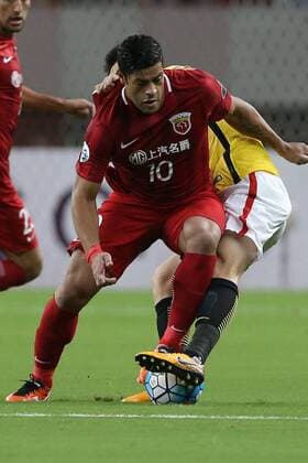 Brazilian football player Givanildo Vieira de Sousa, better known as Hulk, left, of Shanghai SIPG kicks the ball to make a pass against a player of Guangzhou Evergrande Taobao during the first quarter-final match of the 2017 AFC Champions League against Shanghai SIPG in Shanghai, China, 22 August 2017. Guangzhou Evergrande competes against Shanghai SIPG at first quarter-final match of 2017 AFC Champions League  20170822_61179