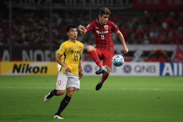 Brazilian football player Oscar, right, of Shanghai SIPG kicks the ball to make a pass against a player of Guangzhou Evergrande Taobao during the first quarter-final match of the 2017 AFC Champions League against Shanghai SIPG in Shanghai, China, 22 August 2017. Guangzhou Evergrande competes against Shanghai SIPG at first quarter-final match of 2017 AFC Champions League  20170822_61253