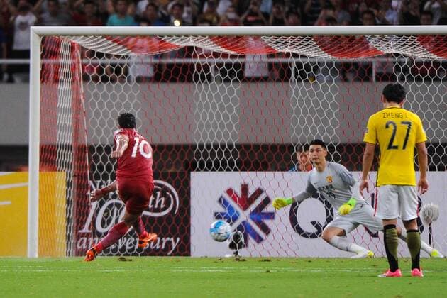 Brazilian football player Givanildo Vieira de Sousa, better known as Hulk, left, of Shanghai SIPG kicks the ball to make a shoot against Guangzhou Evergrande Taobao during the first quarter-final match of the 2017 AFC Champions League against Shanghai SIPG in Shanghai, China, 22 August 2017. Guangzhou Evergrande competes against Shanghai SIPG at first quarter-final match of 2017 AFC Champions League  20170822_07160