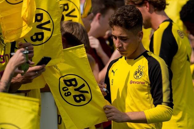 Dortmund, Germany, 2017-08-22, Training BV Borussia Dortmund, BVB, Emre Mor (BVB) schreibt autogramme ( DeFodi001