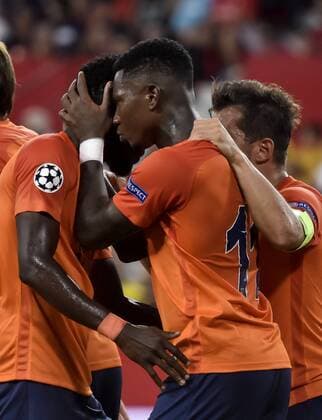 Istanbul Basaksehir s Eljero Elia (C) celebrates with his teammates after scoring the 1-0 lead during the UEFA Champions League playoff, second leg soccer match between Sevilla FC and Istanbul Basaksehir at Ramon Sanchez Pizjuan stadium in Seville, southern Spain, 22 August 2017. EPA RAUL CARO Sevilla FC vs Istanbul Basaksehir !ACHTUNG: NUR REDAKTIONELLE NUTZUNG!  Copyright: xRAULxCAROx 20170822-636390342573021167