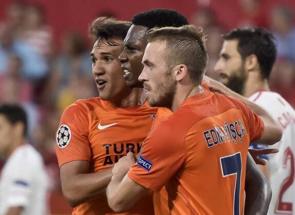 Istanbul Basaksehir s Eljero Elia (C) celebrates with his teammates after scoring the 1-0 lead during the UEFA Champions League playoff, second leg soccer match between Sevilla FC and Istanbul Basaksehir at Ramon Sanchez Pizjuan stadium in Seville, southern Spain, 22 August 2017. Sevilla FC vs Istanbul Basaksehir !ACHTUNG: NUR REDAKTIONELLE NUTZUNG!  Copyright: xRAULxCAROx 20170822-636390342595953167