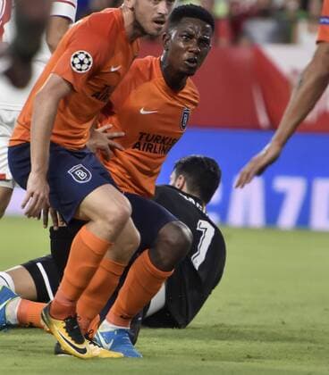 Istanbul Basaksehir s Eljero Elia (C) scores the 1-0 lead during the UEFA Champions League playoff, second leg soccer match between Sevilla FC and Istanbul Basaksehir at Ramon Sanchez Pizjuan stadium in Seville, southern Spain, 22 August 2017. Sevilla FC vs Istanbul Basaksehir !ACHTUNG: NUR REDAKTIONELLE NUTZUNG!  Copyright: xRAULxCAROx 20170822-636390343204977167