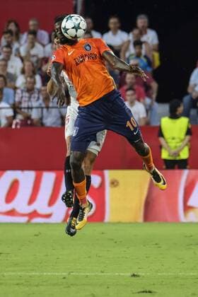 Istanbul Basaksehir s striker Emmanuel Aldebayor (front) heads the ball next to Sevilla FC s Argentinian defender Gabriel Mercado (back) during the UEFA Champions League playoff second leg soccer match held at Ramon Sanchez Pizjuan stadium, in Seville, southern Spain, 22 August 2017. Sevilla FC vs Istanbul Basaksehir !ACHTUNG: NUR REDAKTIONELLE NUTZUNG!  Copyright: xPepoxHerrerax 20170822-636390343945197167