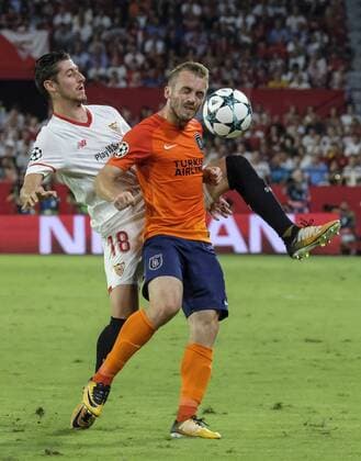 Sevilla s Sergio Escudero (L) vies for the ball with Edin Visca (R) of Istanbul Basaksehir during the UEFA Champions League playoff, second leg soccer match between Sevilla FC and Istanbul Basaksehir at Ramon Sanchez Pizjuan stadium in Seville, southern Spain, 22 August 2017. SEVILLA VS. BASAKSEHIR !ACHTUNG: NUR REDAKTIONELLE NUTZUNG!  Copyright: xPEPOxHERRERAx GRA303 20170822-636390365434860550