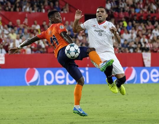 Dutch forward Eljero Elia (L) of Istanbul Basaksehir fouls on Sevilla s Sergio Escudero (R) during the UEFA Champions League playoff, second leg soccer match between Sevilla FC and Istanbul Basaksehir at Ramon Sanchez Pizjuan stadium in Seville, southern Spain, 22 August 2017. SEVILLA VS. BASAKSEHIR !ACHTUNG: NUR REDAKTIONELLE NUTZUNG!  Copyright: xPEPOxHERRERAx GRA303 20170822-636390365483220550