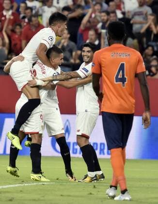 Sevilla FC s player Sergio Escudero (2-L) celebrates with teammates after scoring the 1-1 against Istanbul Basaksehir during the UEFA Champions League playoff second leg soccer match held at Ramon Sanchez Pizjuan stadium, in Seville, southern Spain, 22 August 2017. Sevilla FC vs Istanbul Basaksehir !ACHTUNG: NUR REDAKTIONELLE NUTZUNG!  Copyright: xRAULxCAROx 20170822-636390374697672550