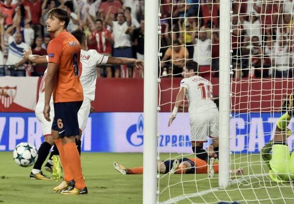 Sevilla s Sergio Escudero (R) celebrates a goal during the UEFA Champions League playoff, second leg soccer match between Sevilla FC and Istanbul Basaksehir at Ramon Sanchez Pizjuan stadium in Seville, southern Spain, 22 August 2017. SEVILLA VS. BASAKSEHIR !ACHTUNG: NUR REDAKTIONELLE NUTZUNG!  Copyright: xRaulxCarox GRA303 20170822-636390391458301684