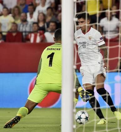 Fußball, CL Quali, FC Sevilla - Basaksehir Istanbul Sevilla s Joaquín Correa (R) vies for a ball against Volkan Babacan (L) of Istanbul Basaksehir during the UEFA Champions League playoff, second leg soccer match between Sevilla FC and Istanbul Basaksehir at Ramon Sanchez Pizjuan stadium in Seville, southern Spain, 22 August 2017. SEVILLA VS. BASAKSEHIR !ACHTUNG: NUR REDAKTIONELLE NUTZUNG!  Copyright: xRaulxCarox GRA303 20170822-636390419126006702