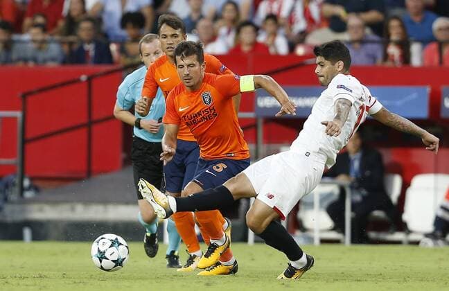 Fußball, CL Quali, FC Sevilla - Basaksehir Istanbul Partido de vuelta de la previa de la Liga de Campeones entre el Sevilla y el Istanbul Basaksehir. En la imagen, Banega y Belozoglu. Second leg of qualifying round of Champions League between Sevilla and Istanbul Basaksehir. In this picture, Banega and Belozoglu. xRamonxNavarrox 
