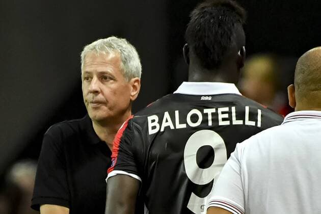 Fußball, CL Quali, OGC Nizza - SSC Neapel Lucien Favre (entraineur de l OGC Nice) - Mario Balotelli (OGC Nice) FOOTBALL : Nice vs Naples - Ligue des Champions - Barrage Match Retour - Nice - 22 08 2017 NorbertScanella Panoramic 