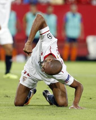 Bilder des Tages - SPORT Fußball, CL Quali, FC Sevilla - Basaksehir Istanbul Partido de vuelta de la previa de la Liga de Campeones entre el Sevilla y el Istanbul Basaksehir. En la imagen, Nzonzi decepcionado. Second leg of qualifying round of Champions League between Sevilla and Istanbul Basaksehir. In this picture, Nzonzi dejected. xRamonxNavarrox 
