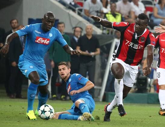Fußball, CL Quali, OGC Nizza - SSC Neapel (170823) -- NICE, Aug. 23, 2017 -- Mario Balotelli (R) of Nice vies with Kalidou Koulibaly (L) of Napoli during a Champions League playoff round, second leg soccer match between Nice and Napoli in Nice, France on Aug. 22, 2017. Napoli won 2-0. ) (SP)FRANCE-NICE-CHAMPIONS LEAGUE-PLAYOFF ROUND-NICE VS NAPOLI SergexHaouzi 